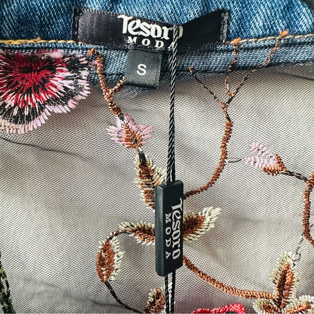 NWT Tesoro Moda Denim Jacket with Floral Lace Accents Blue Women’s Size Small - Picture 4 of 5